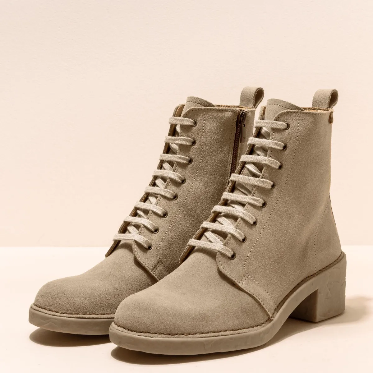 Bottines à talon et lacets en cuir suédé - Beige