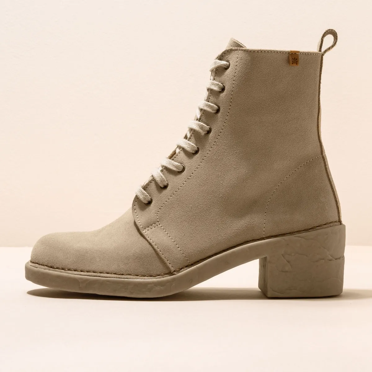 Bottines à talon et lacets en cuir suédé - Beige