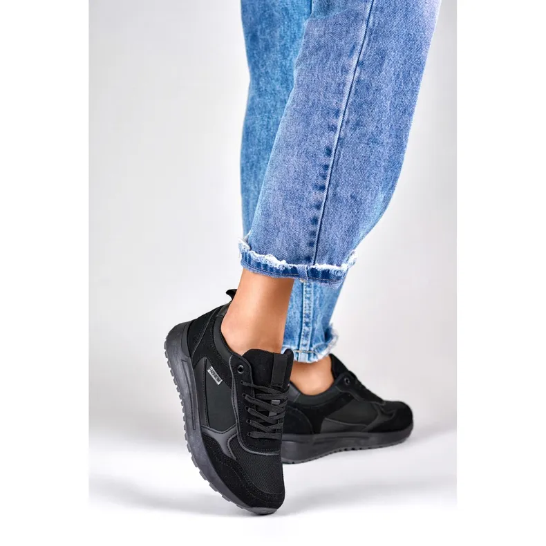 Chaussures de sport noires pour femmes avec une semelle noire