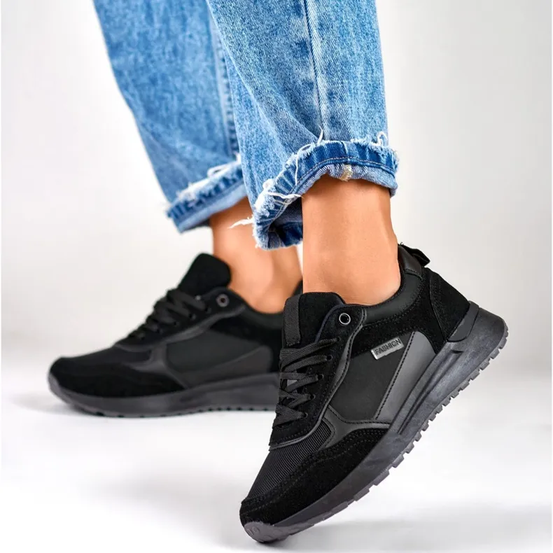 Chaussures de sport noires pour femmes avec une semelle noire