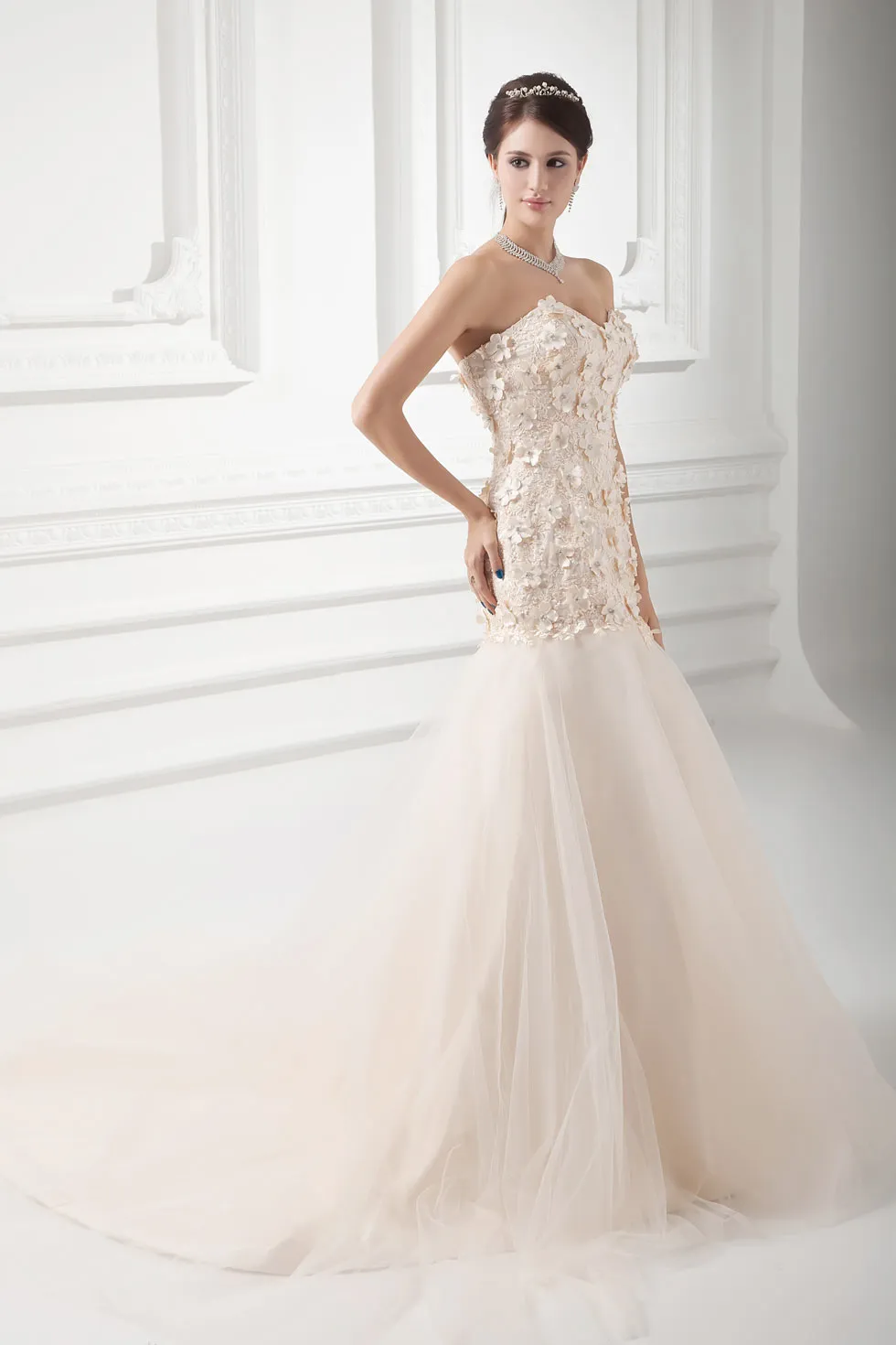 Fleurie robe de mariée en tulle champagne ornée de bijoux