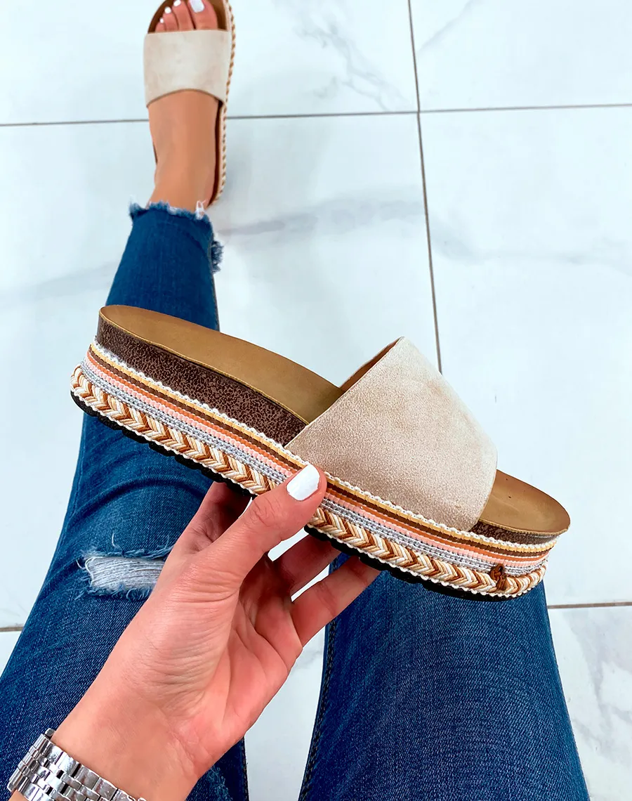 Mules beige en suédine à grosse plateforme à motifs