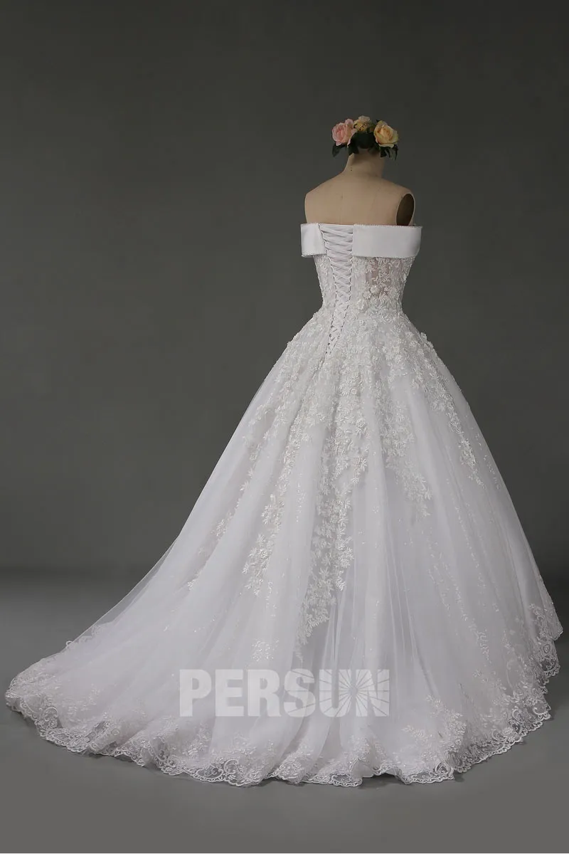 Robe de mariée blanche encolure bardot coupe princesse