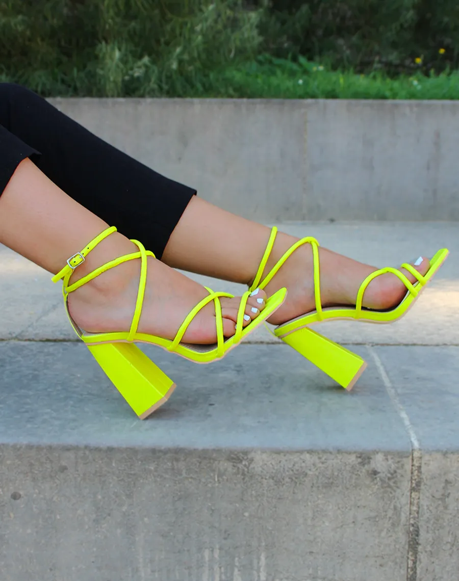 Sandales à talon jaune fluo à multiples brides